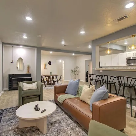 Charming Ranch Steps To Uh | Fire Pit | Big Yard Vila